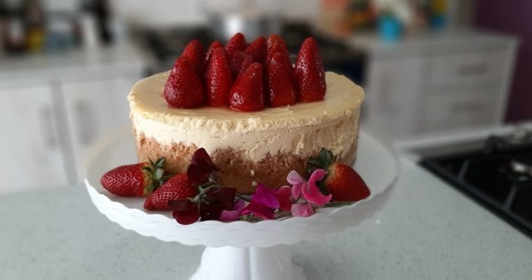 Baked Cheesecake with fresh Strawberries